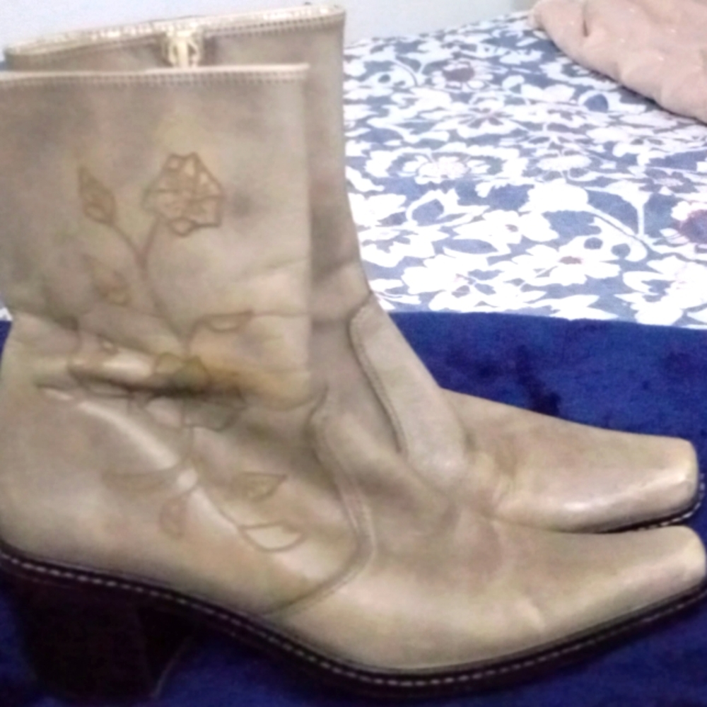 Woman's ankle boots